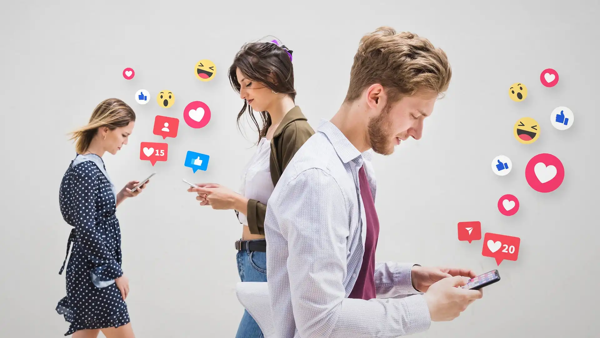 Três jovens usando smartphones e interagindo com emojis e notificações de redes sociais, com foco em otimizar o Instagram SEO 2025