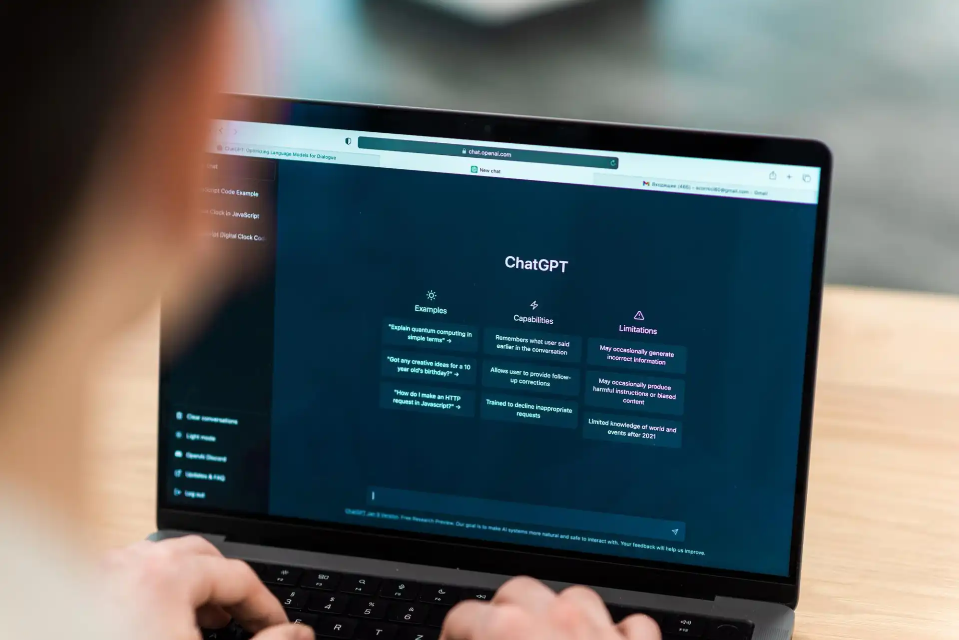 Pessoa acessando informações sobre Modelos ChatGPT em um laptop, destacando funcionalidades e limites do assistente de inteligência artificial