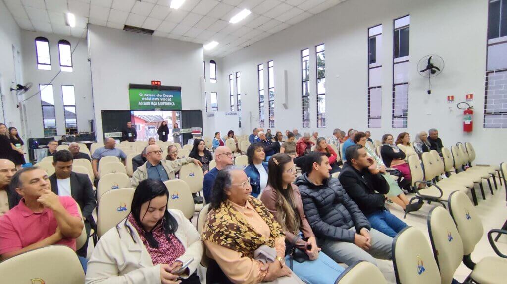 Segurança digital e combate à desinformação foram temas de palestra de Gediel Mendes no evento 60+ Sem Medo 3 Participantes acompanham palestra sobre segurança digital e qualidade de vida durante o evento 60+ Sem Medo na Assembleia de Deus em Pontal do Paraná